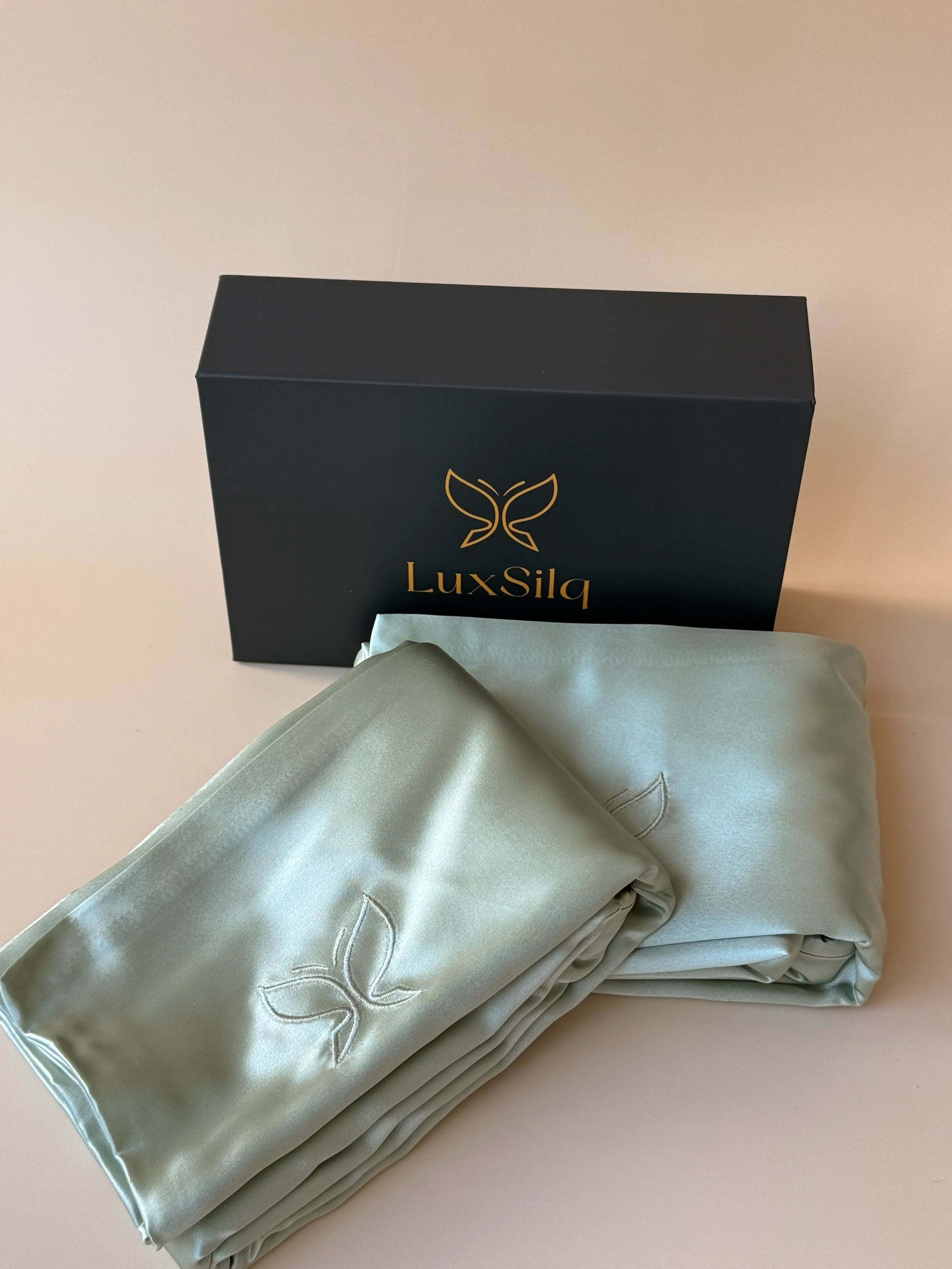 LuxSilk silk sheet set with packaging on a beige background
#color_fresh sage